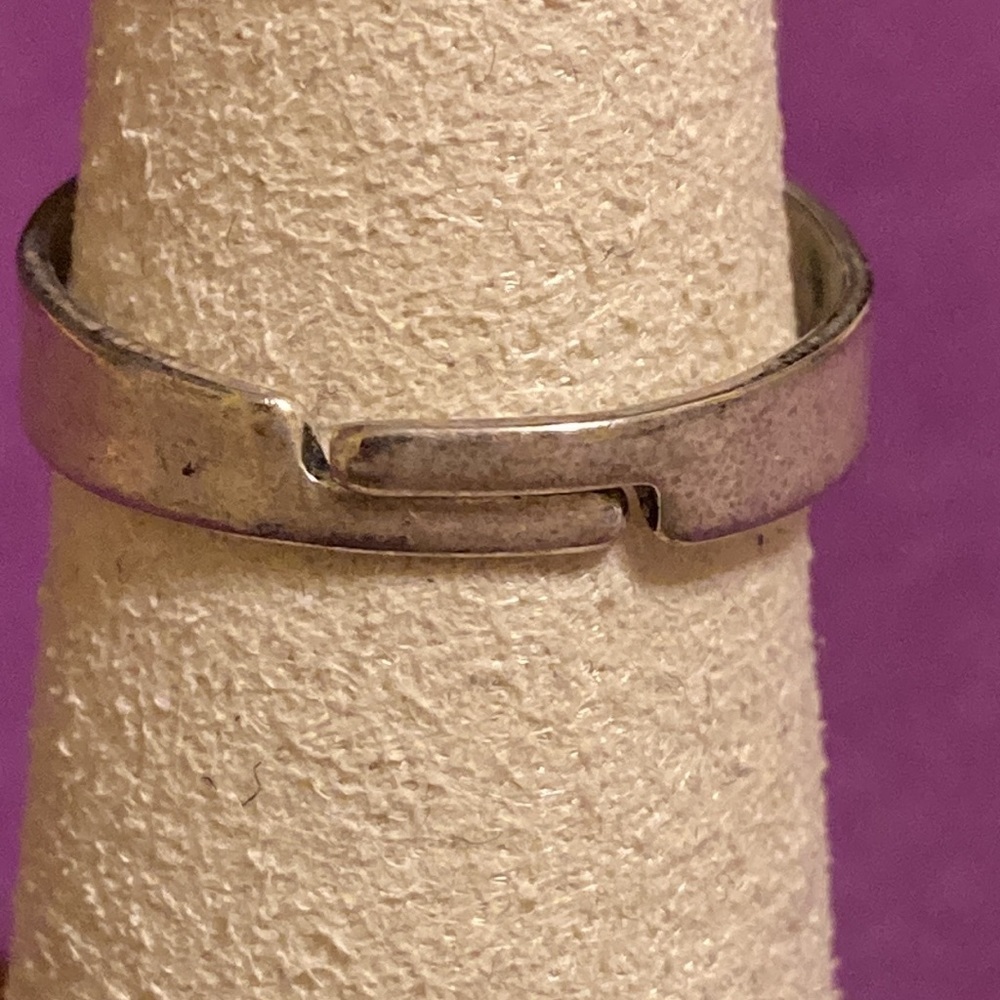 Silver tone and green enamel design ring - Picture 4 of 7